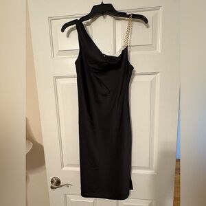 Sophisticated Black One-Shoulder Dress with Chain Detail